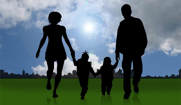 Famille en silhouettes avec deux enfants, représentée en ombre. En arrière-plan, un ciel bleu