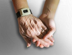 [Image d'illustration] Une main de personne âgée tient celle d'une personne visiblement bien plus jeune