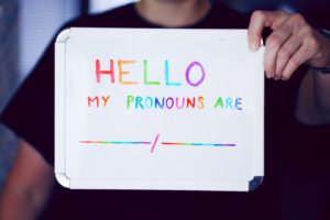 [Image d'illustration] Une ardoise où des lettres multicolores forment les mots "Hello, mes pronoms sont..."