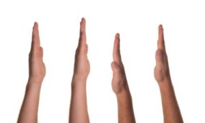 [Image d'illustration] Plusieurs mains se lèvent