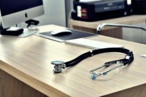 [Image d'illustration]Bureau de médecin avec un peu de matériel en vrac
