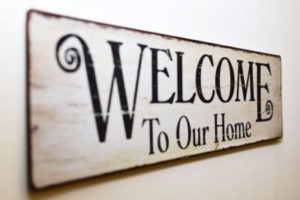 [Image d'illustration]Un panneau où il est inscrit "Welcome to our home" (Bienvenue dans notre maison)
