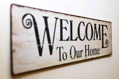 [Image d'illustration]Un panneau où il est inscrit "Welcome to our home" (Bienvenue dans notre maison)
