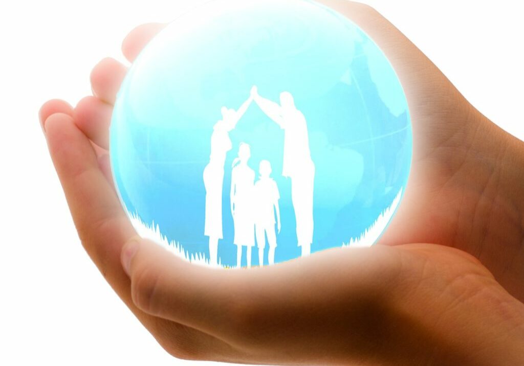 [Image d'illustration] Une main tient une boule de cristal avec une famille dessinée en silhouettes à l'intérieur
